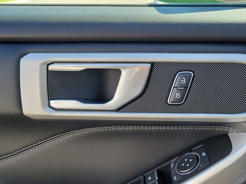 Used 2022 Ford Explorer XLT image 25