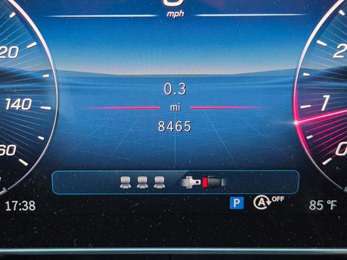 Used 2025 Mercedes-Benz GLC 300 4MATIC image 18