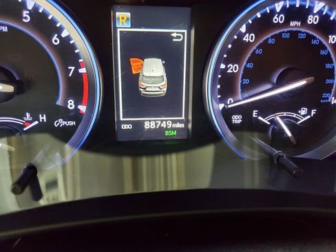 Used 2019 Toyota Highlander XLE image 18