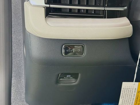 New 2026 Lincoln Navigator Reserve w/ Jet Appearance Package AWD/4WD image 10