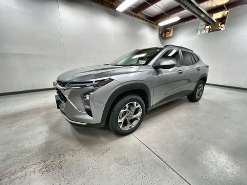Used 2025 Chevrolet Trax LT FWD image 4