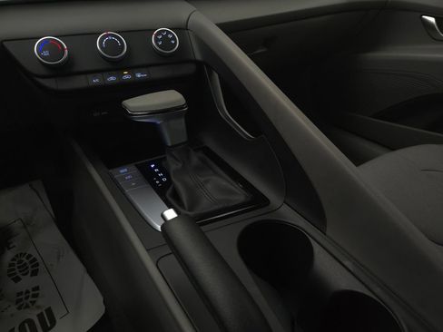 Used 2025 Hyundai Elantra SE image 24