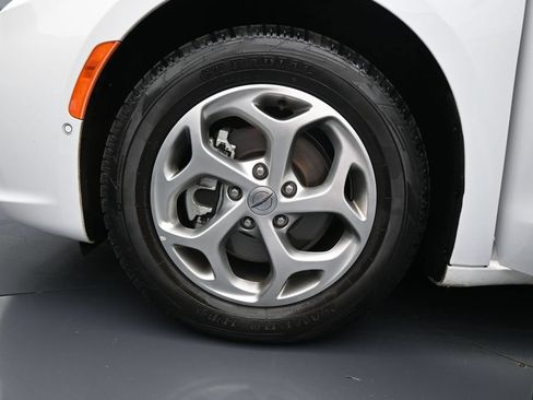 Used 2024 Chrysler Pacifica Limited w/ Uconnect Theater Family Group FWD image 37