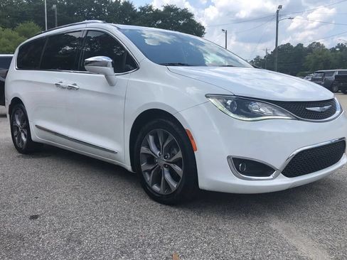 Used 2020 Chrysler Pacifica Limited w/ Tire & Wheel Group FWD image 4