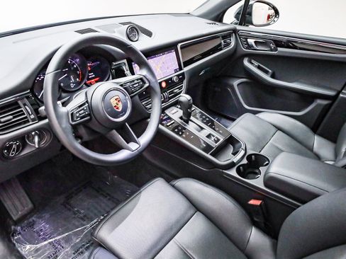 Certified 2026 Porsche Macan AWD/4WD image 4