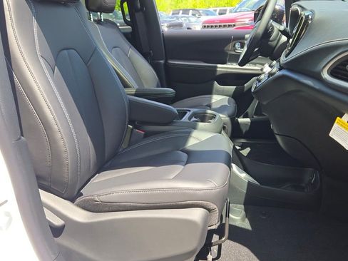 New 2027 Chrysler Pacifica Select FWD image 6
