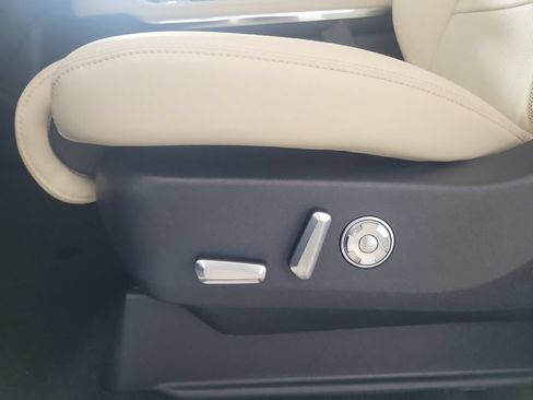 New 2027 Lincoln Navigator Premiere RWD image 22
