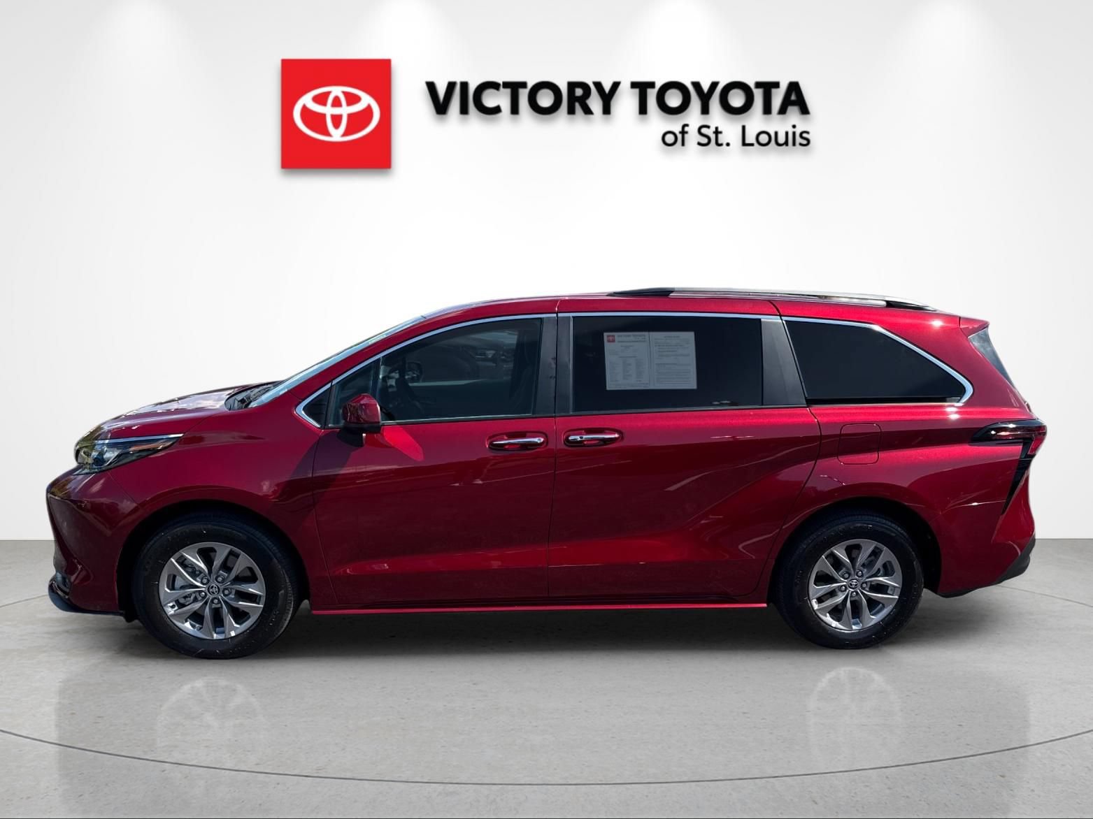 Used 2026 Toyota Sienna XLE FWD image 6