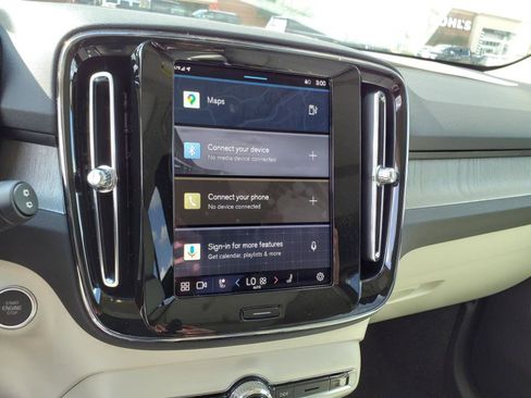 Certified 2025 Volvo XC40 B5 Ultra w/ Climate Package image 18