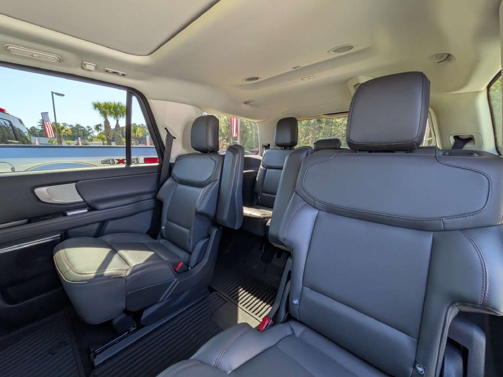 Used 2025 Ford Expedition Active AWD/4WD image 17