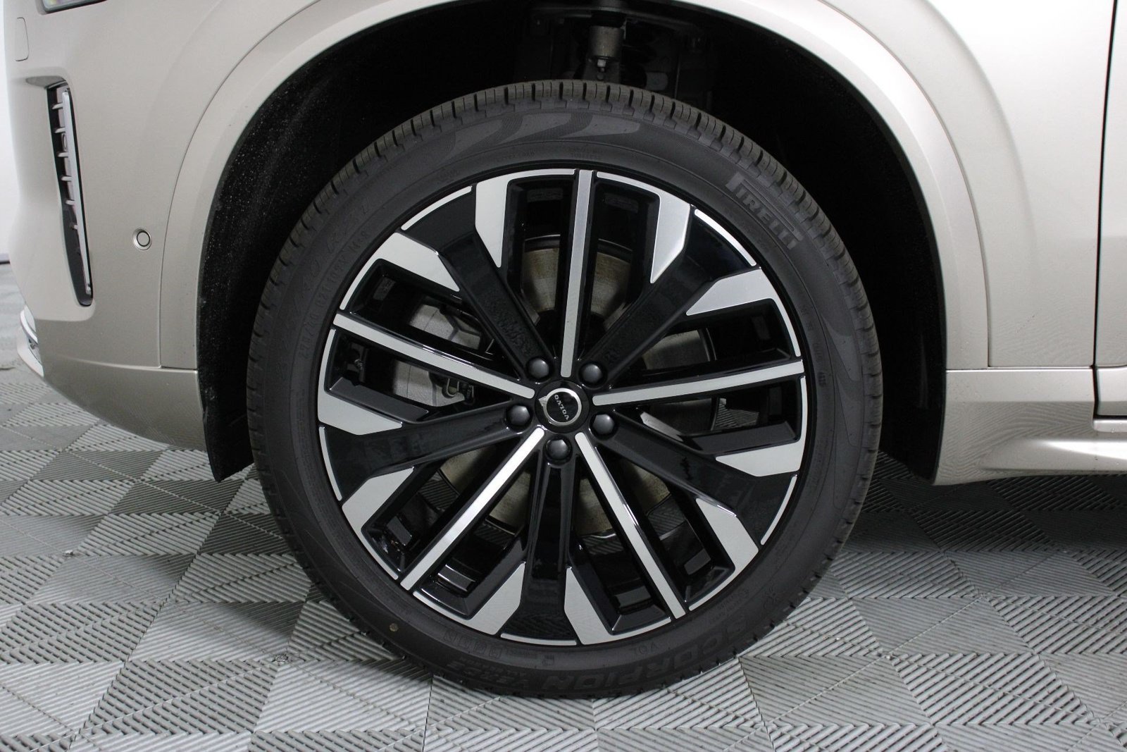 New 2026 Volvo XC90 T8 Plus w/ Protection Package Premier AWD/4WD image 13