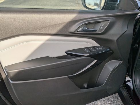 Used 2025 Chevrolet Trax LT w/ LT Convenience Package image 14