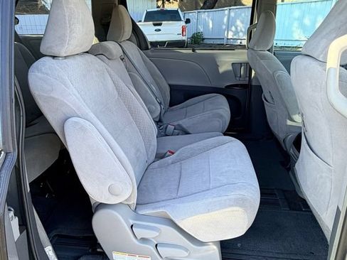 Used 2017 Toyota Sienna LE FWD image 13