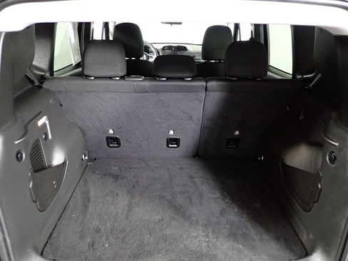 Used 2023 Jeep Renegade Latitude AWD/4WD image 17
