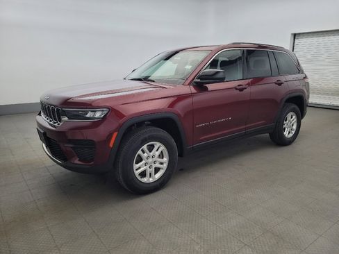 Used 2023 Jeep Grand Cherokee Laredo AWD/4WD image 2