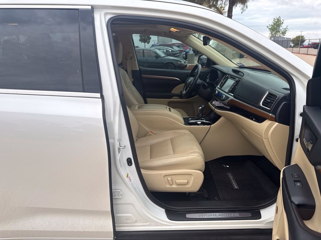 Used 2019 Toyota Highlander Limited FWD image 18