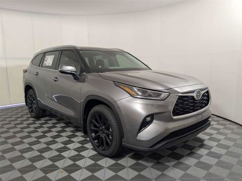 Certified 2026 Toyota Highlander Limited AWD/4WD image 3
