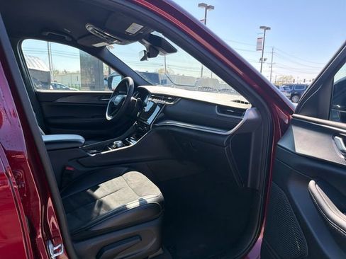 Used 2025 Jeep Grand Cherokee Altitude image 38