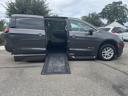 Used 2023 Chrysler Pacifica Touring-L FWD image 4