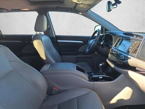 Used 2014 Toyota Highlander XLE image 18