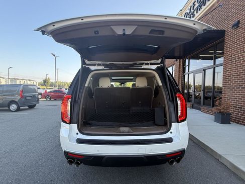 Used 2023 GMC Yukon XL Denali AWD/4WD image 28
