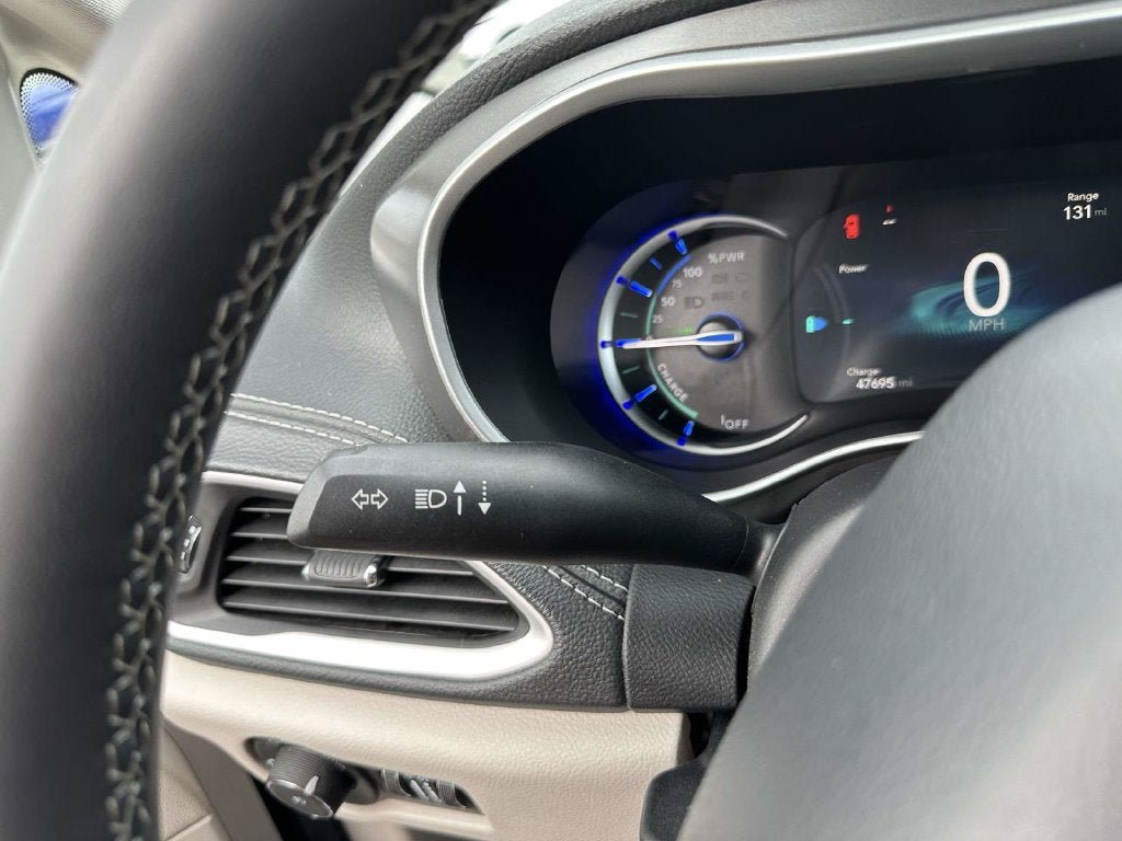 Used 2024 Chrysler Pacifica Limited FWD image 28