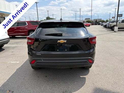 Used 2025 Chevrolet Trax LS w/ LS Convenience Package FWD image 4