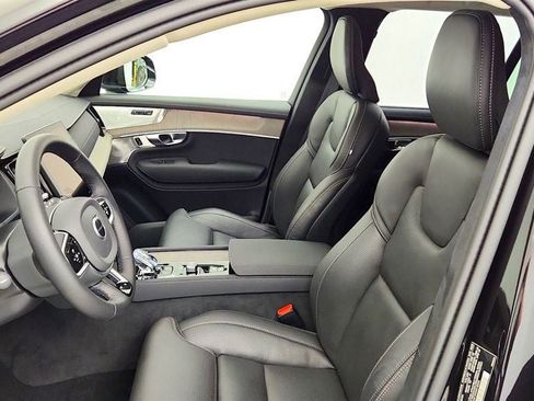 Used 2025 Volvo XC90 B6 Ultra AWD/4WD image 13