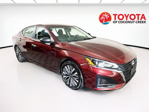 Used 2024 Nissan Altima 2.5 SV FWD image 1