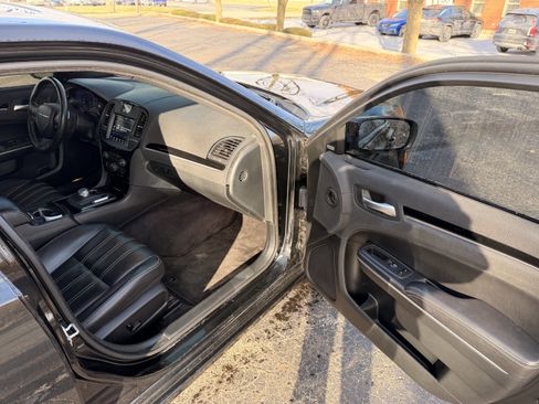 Used 2018 Chrysler 300 S w/ 300S Premium Group image 15