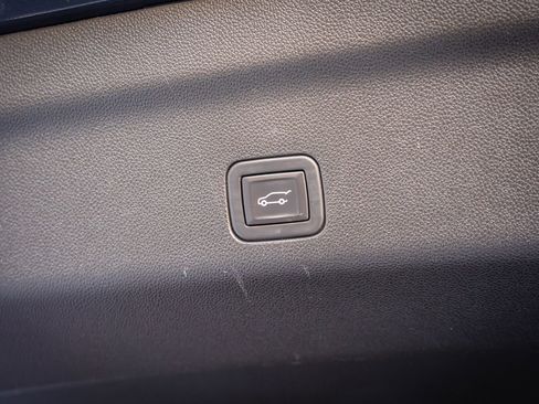 Used 2024 GMC Yukon XL SLT image 32