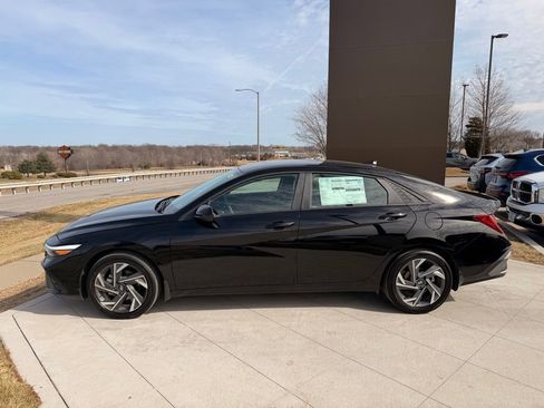 Used 2025 Hyundai Elantra SEL image 2
