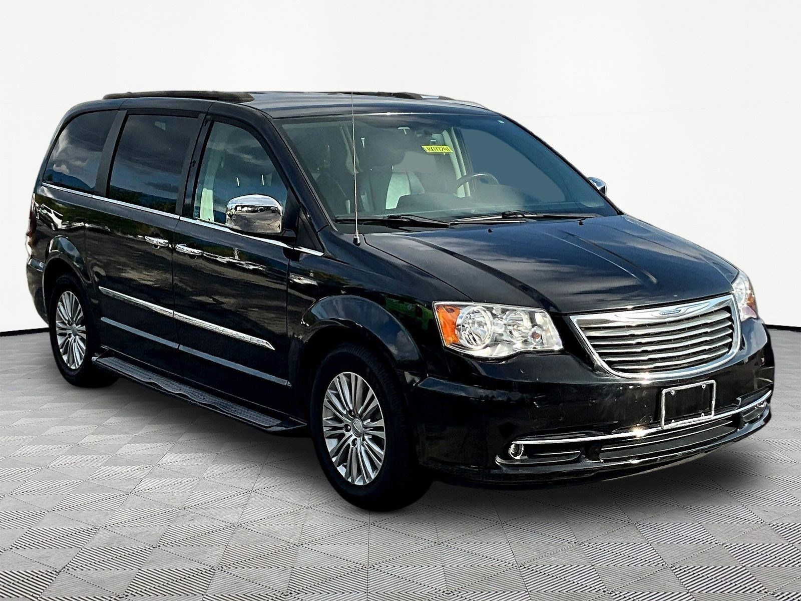 Used 2015 Chrysler Town & Country Touring-L w/ Driver Convenience Group FWD image 3