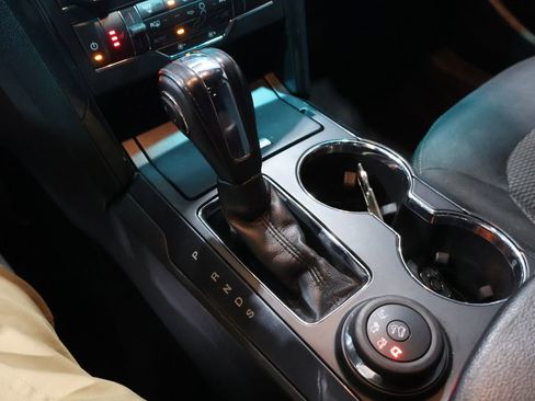 Used 2018 Ford Explorer XLT image 30