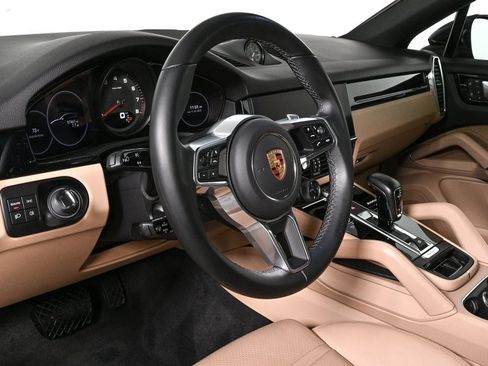 Used 2023 Porsche Cayenne Coupe w/ Premium Package image 4