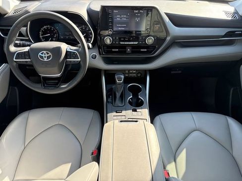 Used 2021 Toyota Highlander XLE AWD/4WD image 12