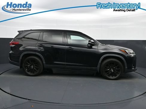 Used 2019 Toyota Highlander SE w/ Nightshade Edition AWD/4WD image 11