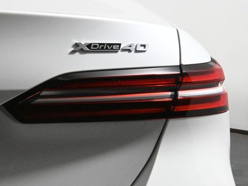 Used 2025 BMW i5 xDrive40 w/ Premium Package image 13