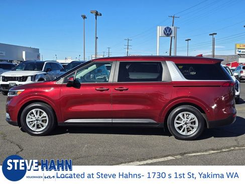 Used 2024 Kia Carnival LX image 2