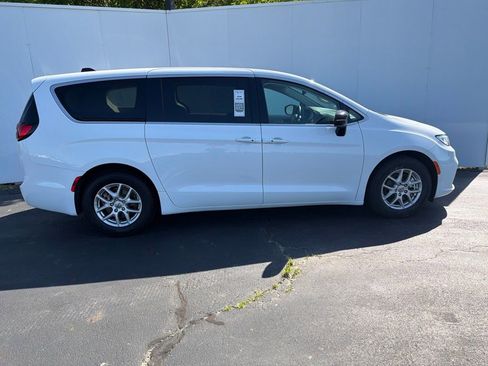 Used 2024 Chrysler Pacifica Touring-L FWD image 3