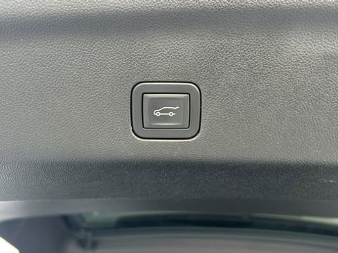 Used 2025 Chevrolet Suburban High Country AWD/4WD image 16