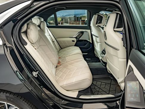 Used 2024 BMW i7 eDrive50 RWD image 36