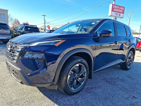 Used 2024 Nissan Rogue SV image 3