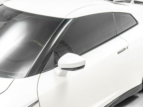 Used 2021 Nissan GT-R Premium AWD/4WD image 36