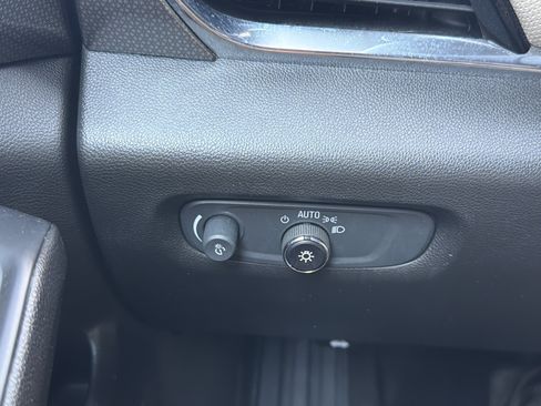 Used 2023 Chevrolet Traverse Premier FWD image 33