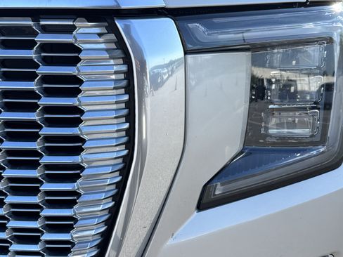 Used 2022 GMC Yukon XL Denali AWD/4WD image 6