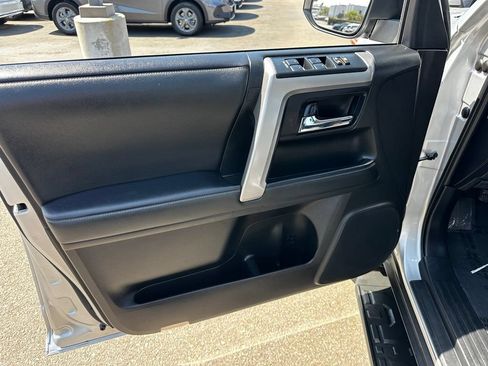 Used 2020 Toyota 4Runner SR5 AWD/4WD image 23