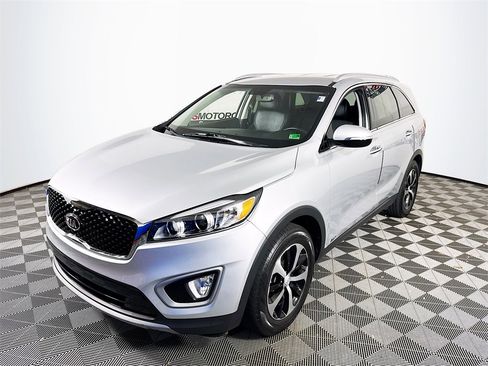 Used 2018 Kia Sorento EX image 3