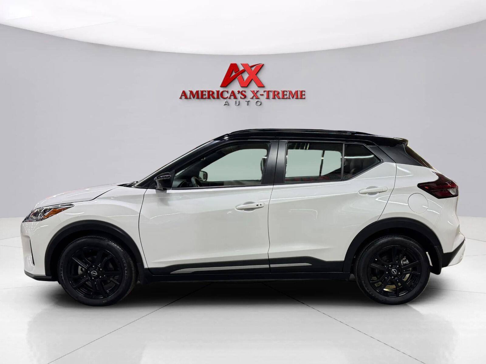 Used 2023 Nissan Kicks SR w/ SR Premium Package FWD image 5