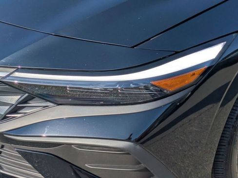 Certified 2025 Hyundai Elantra Sport FWD image 9